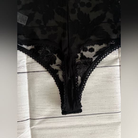 Fashinova Cute🖤Mock Neck Floral Embroidery Bodysuit. NEW without tags! - Picture 5 of 14